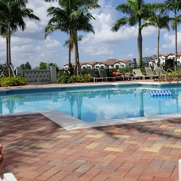 Meet your Posher, Andrea - Picture 3 of 4